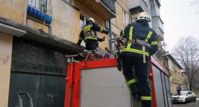 В Днепре мужчина выпал из окна на крышу пристройки: его спускали спасатели, – ФОТО