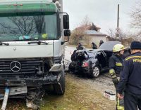 В Днепре «Audi A8» столкнулась с грузовиком: пострадавших вызволяли из авто спасатели, – ФОТО