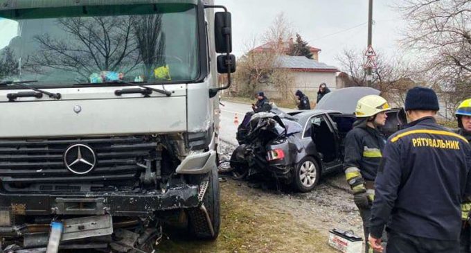 В Днепре «Audi A8» столкнулась с грузовиком: пострадавших вызволяли из авто спасатели, – ФОТО