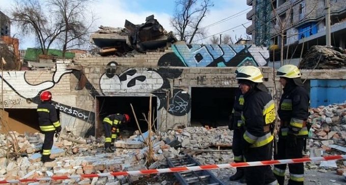 В Днепре на человека упала бетонная плита: тело доставали спасатели, – ФОТО