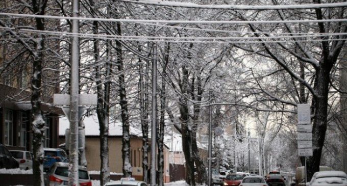 В Днепр пришёл снег: на дорогах работает спецтехника