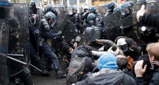 В Париже не утихают акции протеста, задержаны свыше 140 человек