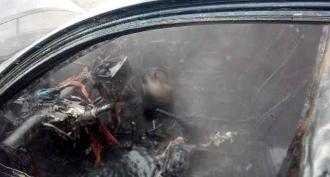 В Днепре водитель пытался потушить горящий автомобиль: мужчину госпитализировали с ожогами 2-й степени, – ФОТО