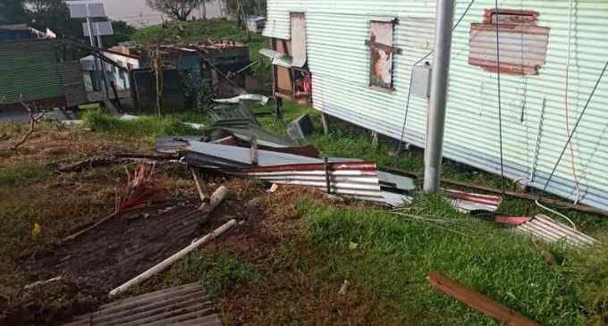 На Фиджи мощный ураган уничтожал остров, есть погибшие