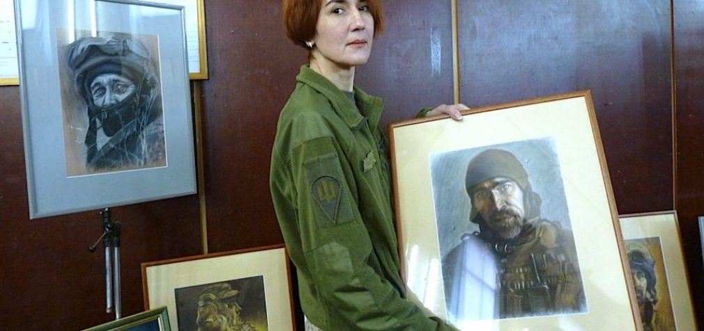 Военная пишет портреты своих товарищей по службе