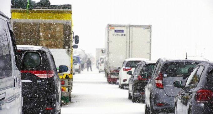 Япония и США страдают от снегопада и шторма, есть погибшие