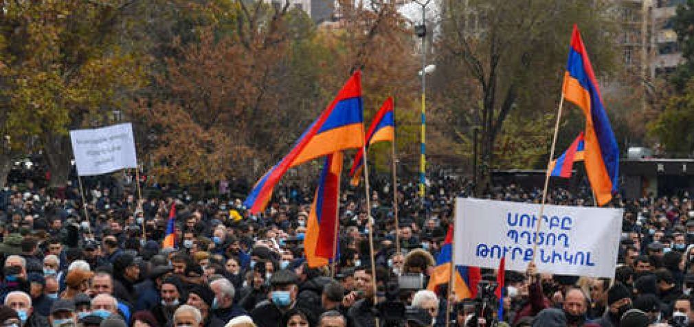 Армения охвачена протестами, а в Азербайджане готовятся к параду