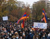 Армения охвачена протестами, а в Азербайджане готовятся к параду