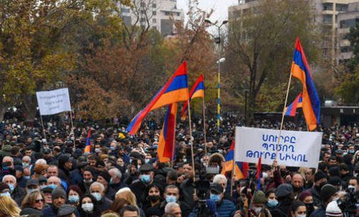 Армения охвачена протестами, а в Азербайджане готовятся к параду