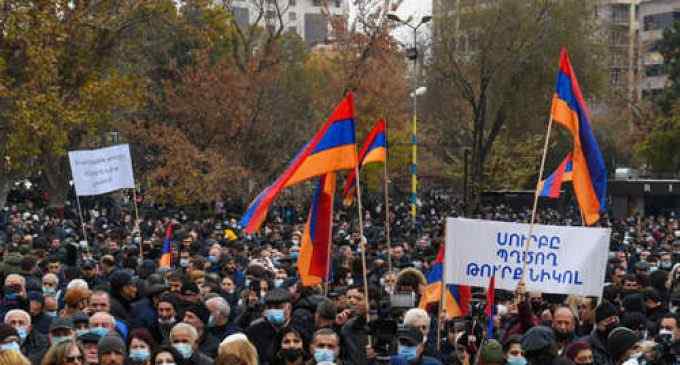 Армения охвачена протестами, а в Азербайджане готовятся к параду