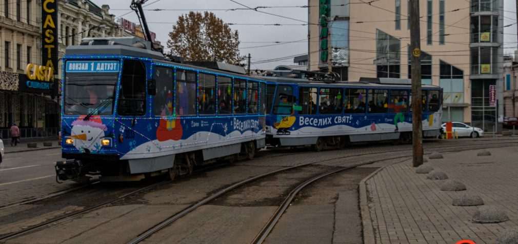 Праздничное настроение: в Днепре на маршрут №1 вышел “новогодний” трамвай