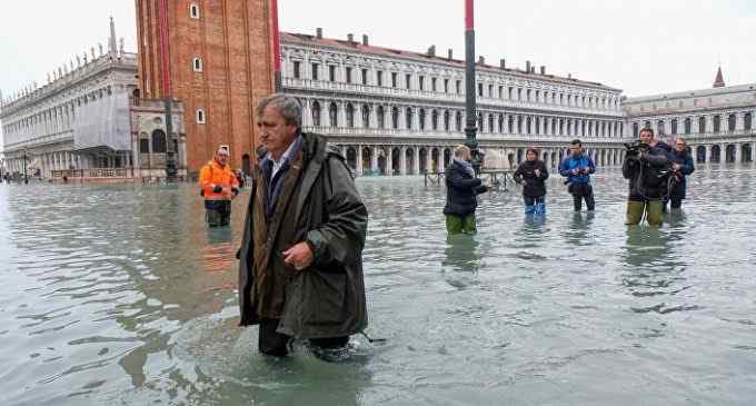 В Украине – ураган и гололёд, Турцию замело, а Венецию затопило