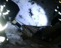 Под Днепром двое человек провалились под лед и утонули: тела доставали спасатели, – ФОТО