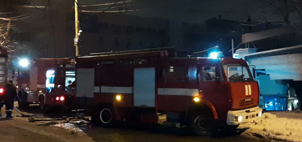 В Днепре серьезный пожар на Троицком рынке: пострадал мужчина, – ВИДЕО