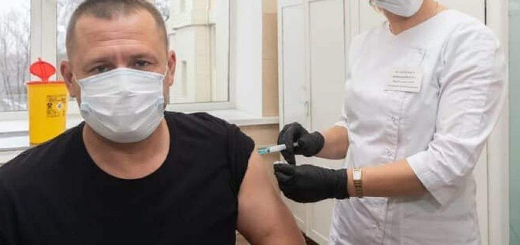 “Всем не болеть”, – мэр Днепра публично вакцинировался от коронавируса