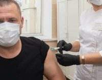 “Всем не болеть”, – мэр Днепра публично вакцинировался от коронавируса