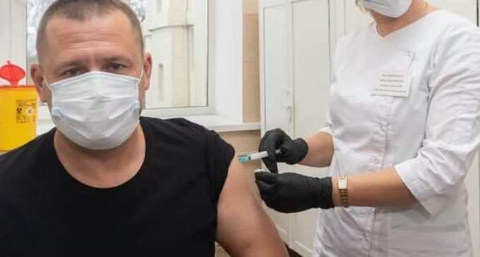 “Всем не болеть”, – мэр Днепра публично вакцинировался от коронавируса