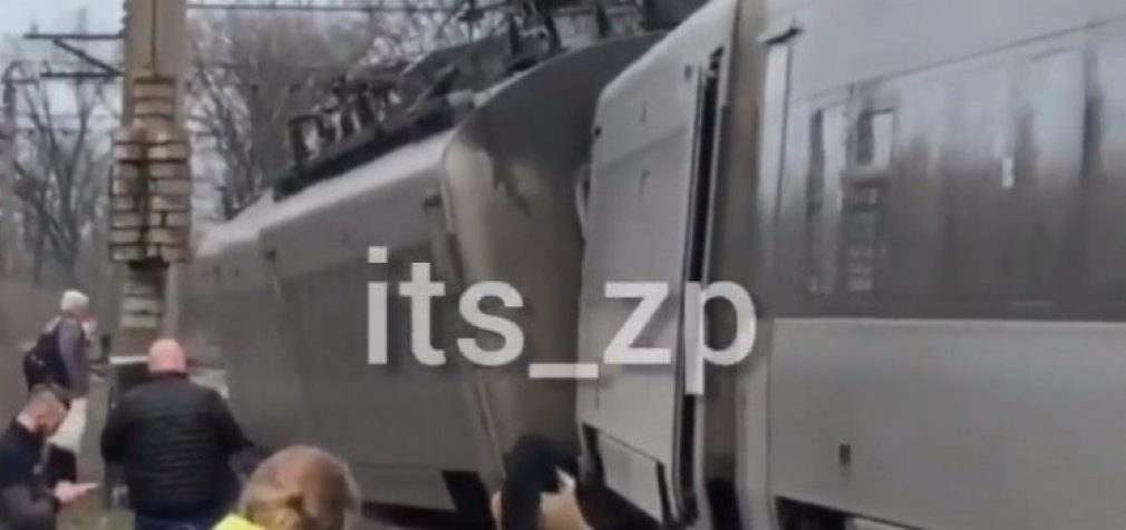 В Днепропетровской области скоростной поезд “Интерсити” сошел с рельсов, – ВИДЕО