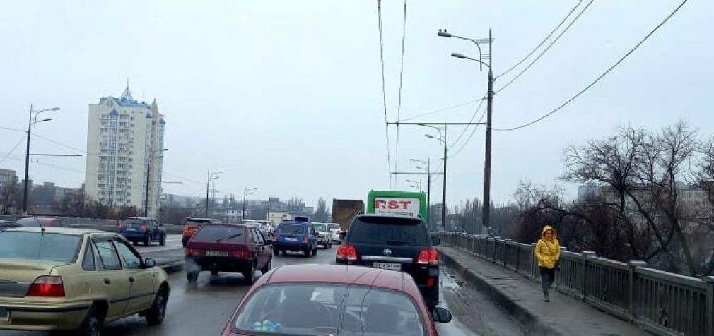 Город Днепр утром замер в пробках: подробности