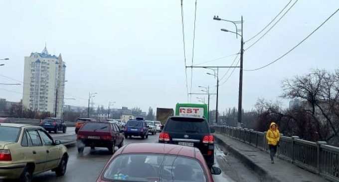 Город Днепр утром замер в пробках: подробности