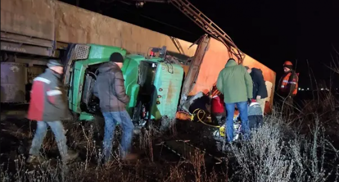 Под Днепром поезд протаранил автомобиль: пострадали 5 человек