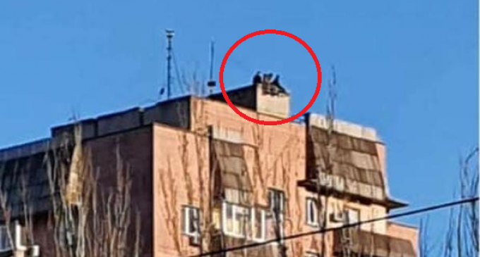 В Днепре школьники “коротают” выходные на краю крыши 16-этажки
