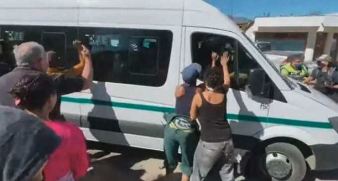 В Аргентине протестанты напали на микроавтобус с президентом