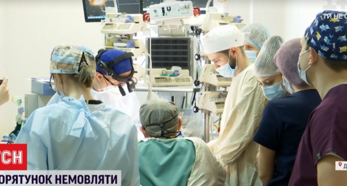 В Днепре врачи спасли младенца, который родился с килограммовой опухолью