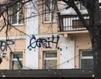 В Днепре на улице, где шли бои и селились раввины, вандалы испортили фасад исторического здания
