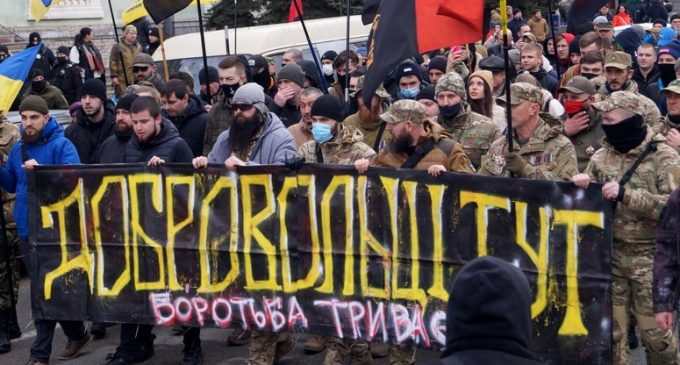 В Днепре по центральному проспекту прошла колонна военных