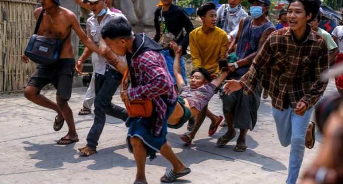 В Мьянме во время разгона демонстраций убиты почти сорок человек