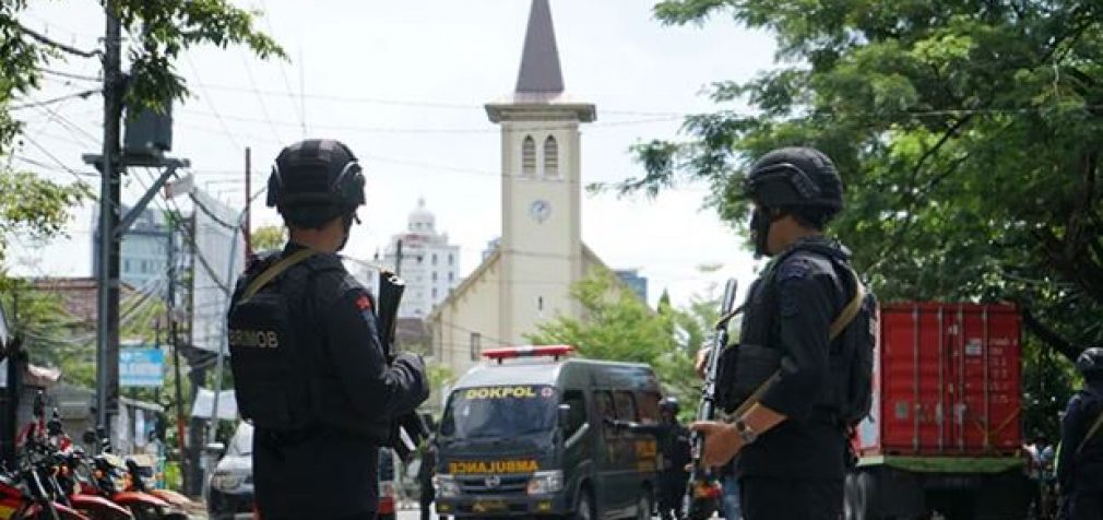 В Индонезии террористы-смертники взорвали бомбу возле церкви