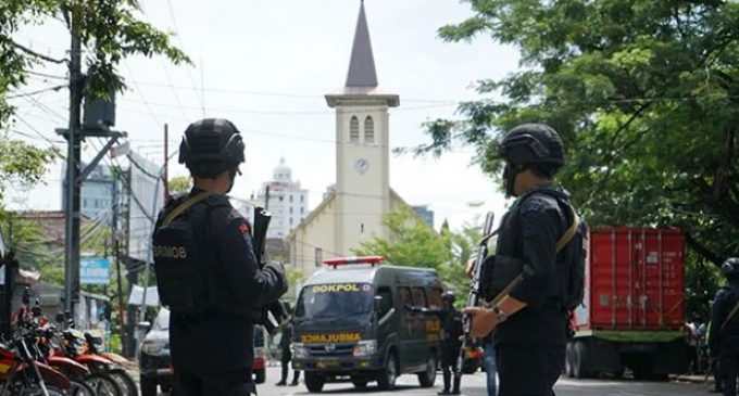 В Индонезии террористы-смертники взорвали бомбу возле церкви
