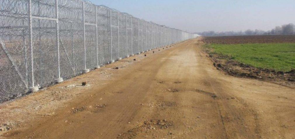 Турция отгородилась высоким забором от Сирии и Ирана