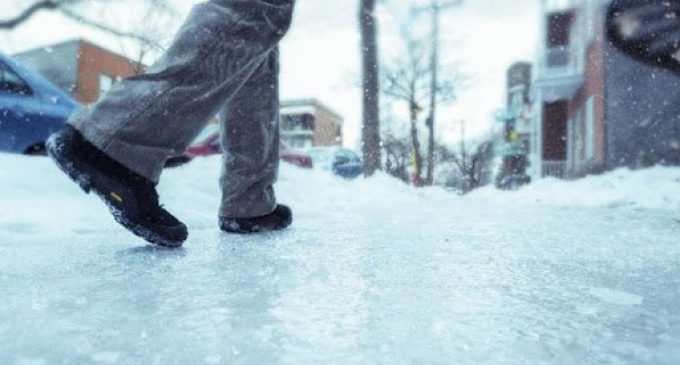 Днепр накрыла непогода: водителей предупреждают об опасности на дорогах