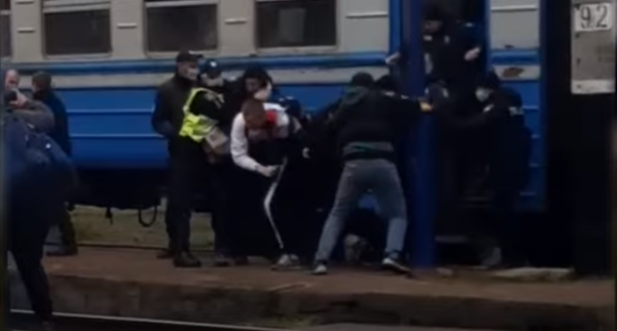 Под Днепром футбольные фанаты разгромили электричку: полиция задерживала дебоширов