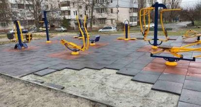 В Днепре “неравнодушные” горожане обокрали детскую площадку, – ФОТО