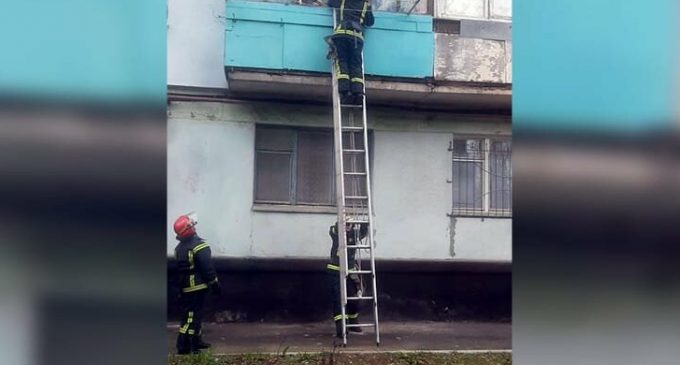 На Днепропетровщине молодая мама застряла на балконе