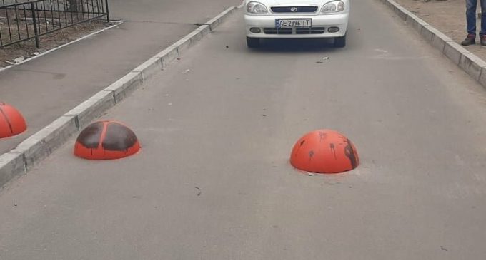 В Днепре жители дома развязали настоящую войну с водителями: подробности