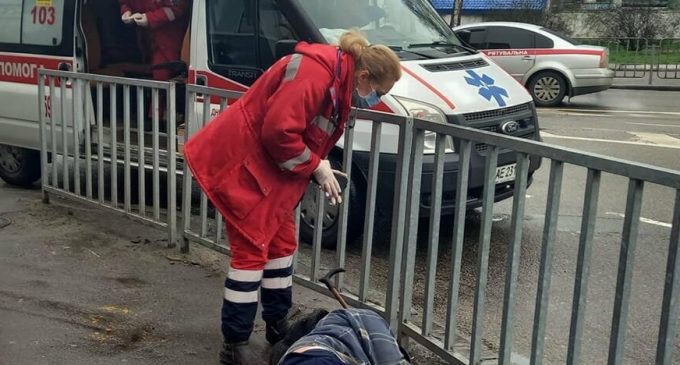Прохожие думали, что он мертв: в центре Днепра обнаружили мужчину без сознания