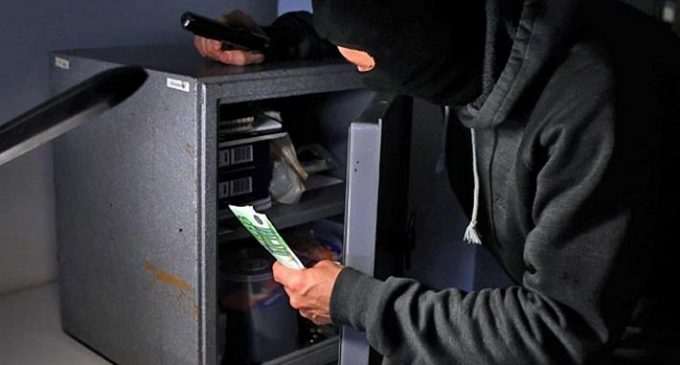 В Днепре банда домушников вскрыла коттедж и украла 60 тысяч долларов