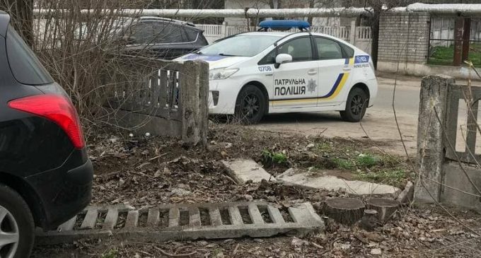 Заехал «порешать» дела: в Днепре водитель протаранил забор суда
