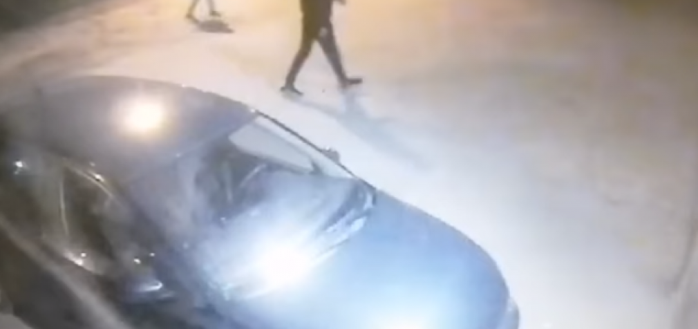 Срывали номера и били ногами: в Днепре подростки громили машины на парковке