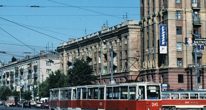 “Гармошки”, ЛАЗы и “квадратные” трамваи: на чем ездили днепряне в лихие 90-е, – ФОТО