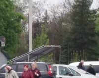 Толпы, подвоз автобусами и пластиковые цветы: как в Днепре проходят поминальные дни
