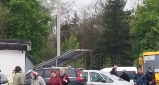 Толпы, подвоз автобусами и пластиковые цветы: как в Днепре проходят поминальные дни