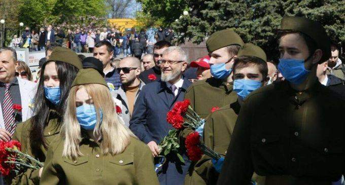Именные значки и дети в советской форме: в Днепре Вилкул снова превратил праздник в пиар