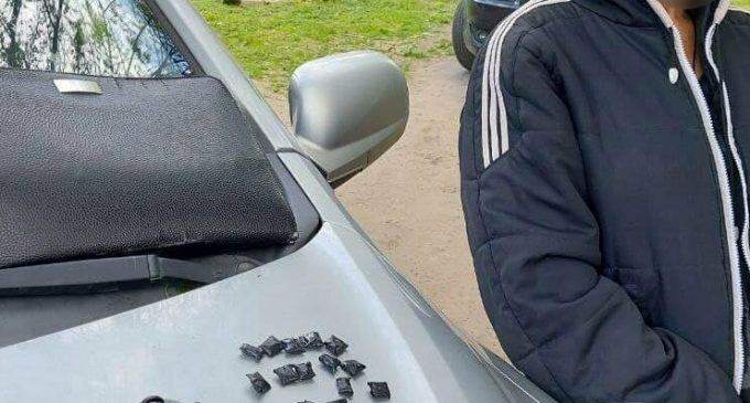 Прятали свертки в землю: в Днепре на “горячем” поймали закладчиков