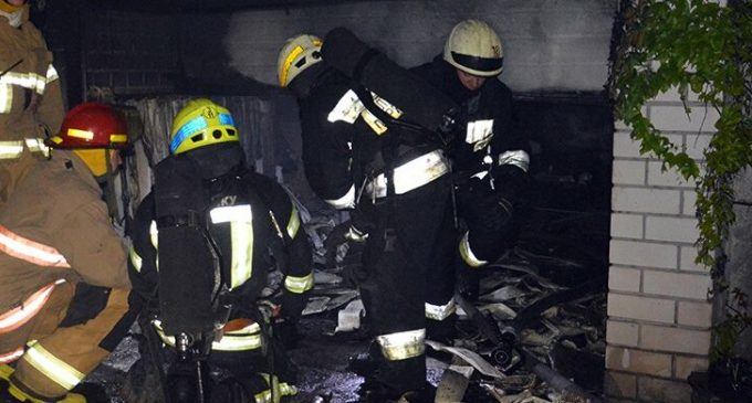 В Днепре на масштабном пожаре погиб мужчина: огонь тушили 17 спасателей