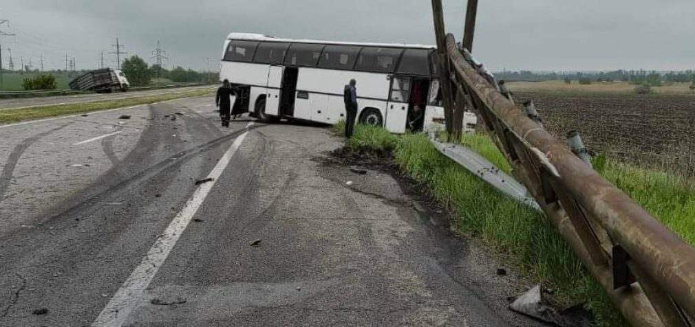 В Днепропетровской области фура и пассажирский автобус вылетели в кювет: есть пострадавшие